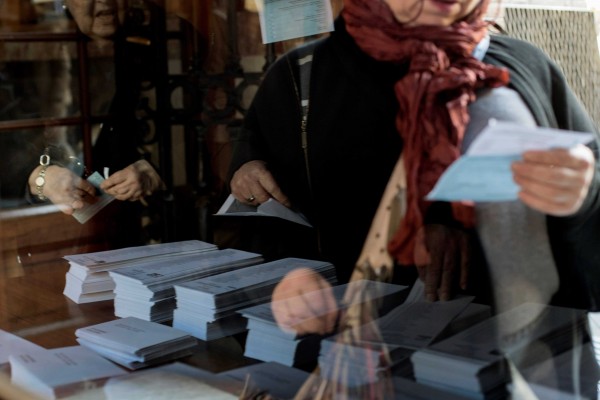 La participación en las elecciones de Cataluña: Un 34,6% de catalanes vota hasta las 13 horas