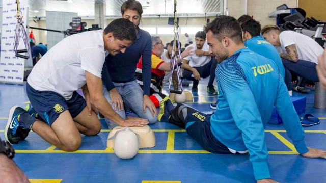 Los jugadores del Villarreal practican cómo afrontar una urgencia médica