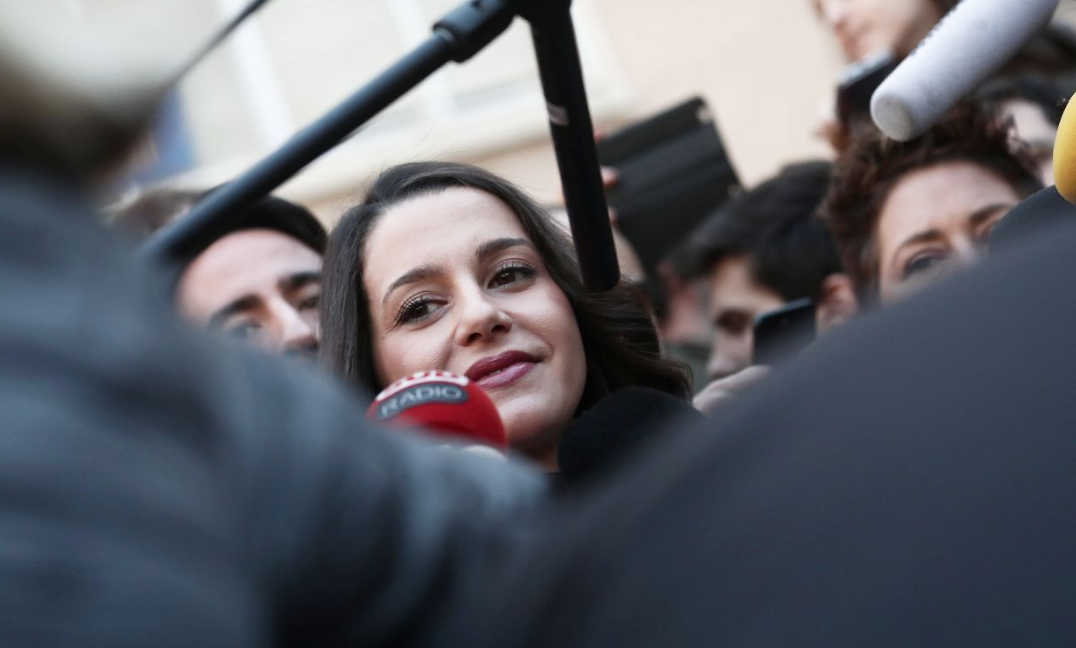 Inés Arrimadas, a la salida de su colegio electoral, rodeada de periodistas. Foto: CIUDADANOS - 