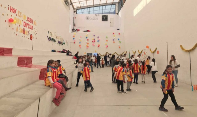 Una peña valencianista regala 150 camisetas a niños en situación desfavorable en Valencia