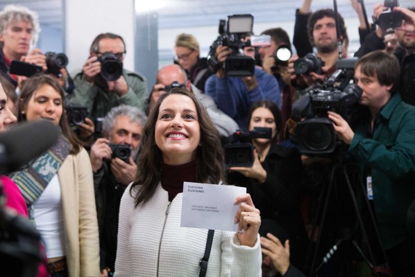 Ciudadanos gana las elecciones en Cataluña, según un sondeo