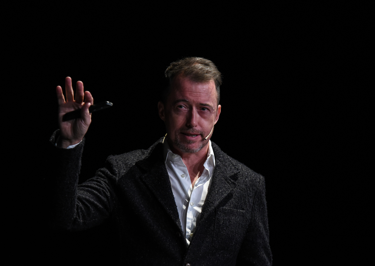 Conferencia de Jason Romeyko, director creativo mundial de Serviceplan Group (Fotos: Eduardo Manzana)