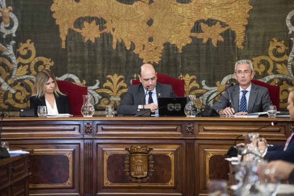El estado de Alicante: Echávarri ofrece diálogo y promete empleo; la oposición insiste en su marcha