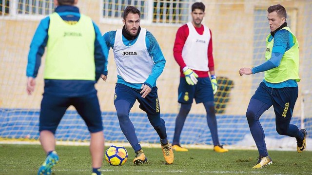 Calleja convoca dieciocho jugadores para Valencia con Bakambu y Raba