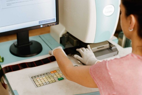 Historias analógicas: Carmencita Lab, por qué en Moscú hay un buzón directo a un laboratorio fotográfico de València