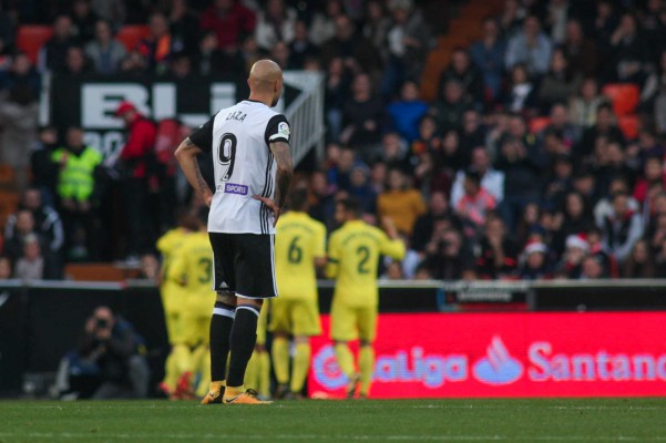 El Valencia cae en un derbi cargado de polémica