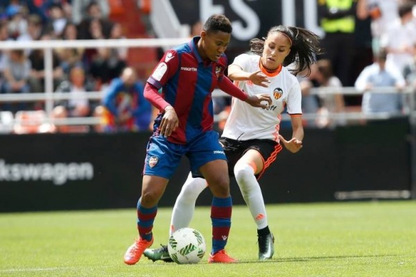 Valencia y Levante pugnaron por la hegemonía con duelo en Mestalla con récord