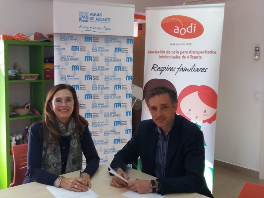 Aguas de Alicante y AODI firman un convenio para colaborar en la campaña 'Respirando en navidad'