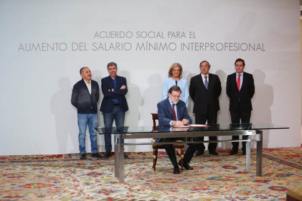 Gobierno y agentes sociales firman el pacto que elevará el salario mínimo a 850 euros en 2020