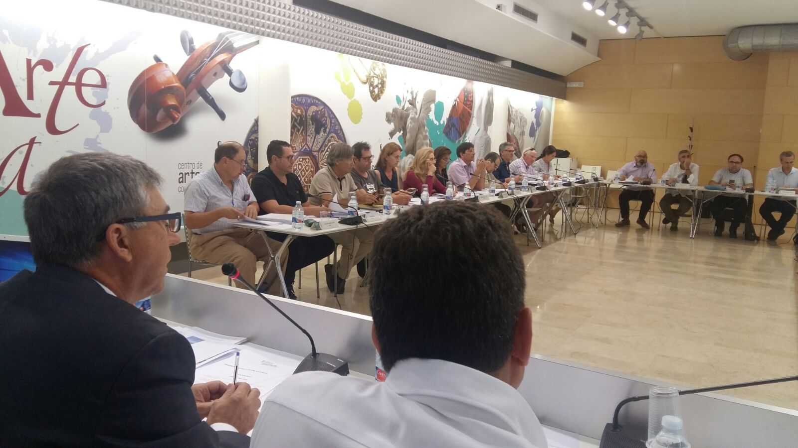 El conseller de Economía, Rafa Climent, preside una reunión del Observatorio del Comercio junto al director general, Natxo Costa. - 