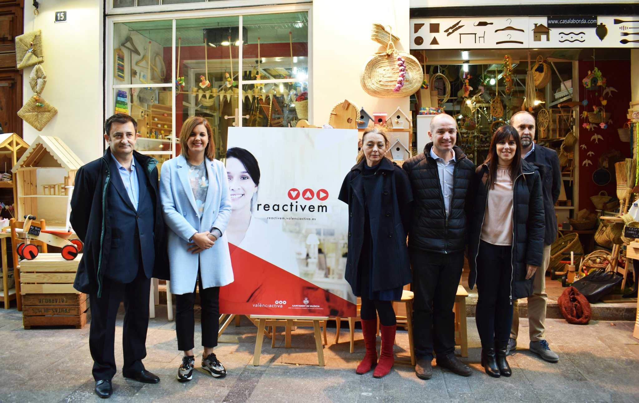 Arturo Cerveró y Sandra Gómez, a las puertas de Casa Laborda, este miércoles. - 