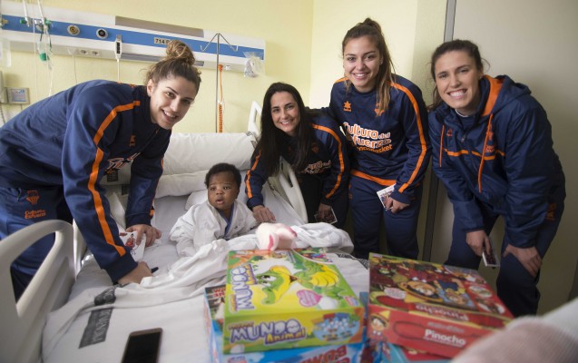 Las jugadoras del Valencia Basket visitan a los niños del Hospital Dr. Peset