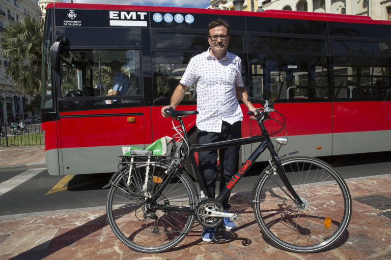 Los vecinos valoran bien algunos cambios en la EMT pero critican la falta de información de Grezzi