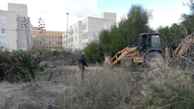 La Vila comienza los trabajos de limpieza para la ampliación del hospital comarcal
