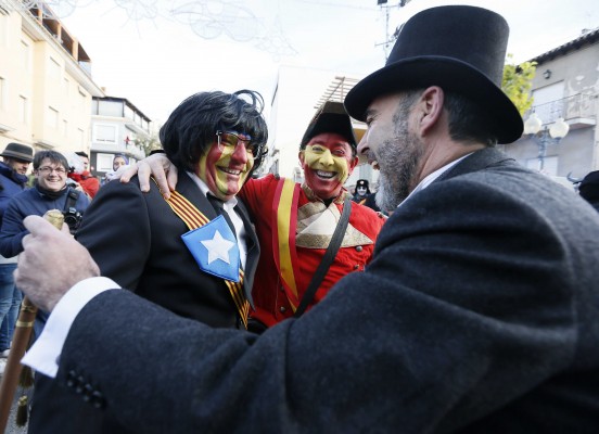 Carles Puigdemont se cuela en la fiesta de Els Enfarinats de Ibi