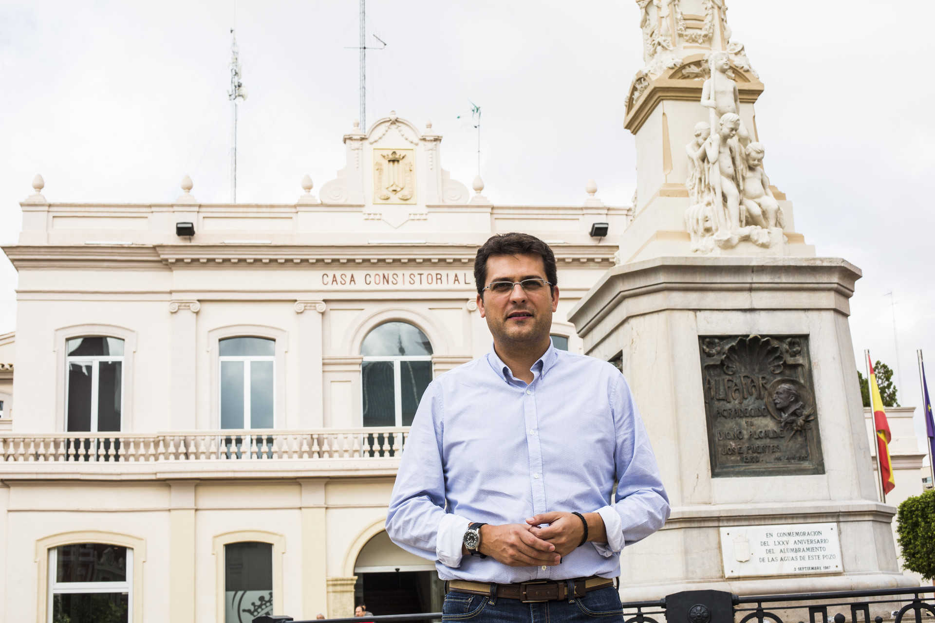 José Ramón Adsuara, alcalde de Alfafar, frente al ayuntamiento. Foto: EVA MÁÑEZ - 