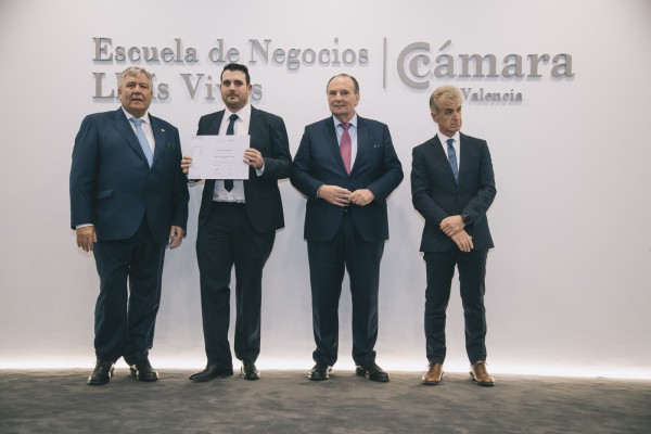 Entrega de Diplomas a alumnos de masteres 2018-19 de la Escuela de Negocios Lluís Vives (Fotos: Kike Taberner)