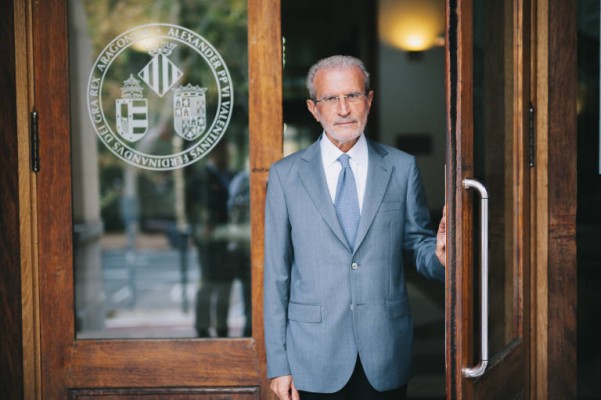 El Síndic alerta de fraccionamiento y gasto sin control en los contratos de investigación de la UV