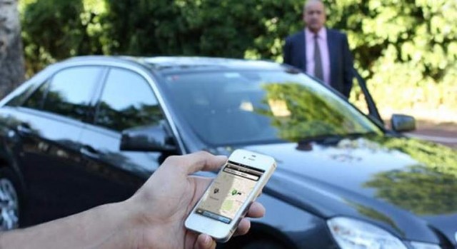 Cabify lamenta que el Gobierno persiga a sus conductores y mantenga los privilegios del taxi

