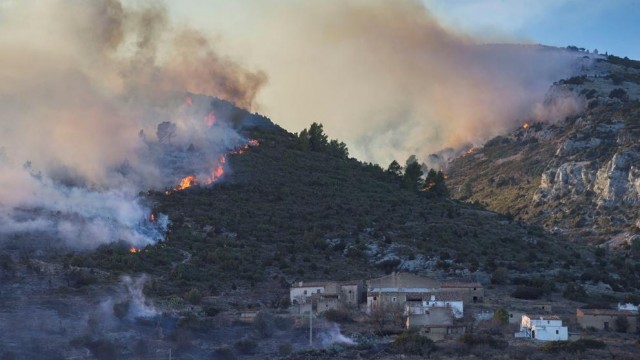 El fuego de Culla sigue activo tras arrasar unas 400 hectáreas, aunque esperan controlarlo 