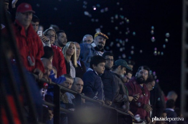 El Valencia realiza un entrenamiento ante 1.700 aficionados entregados
