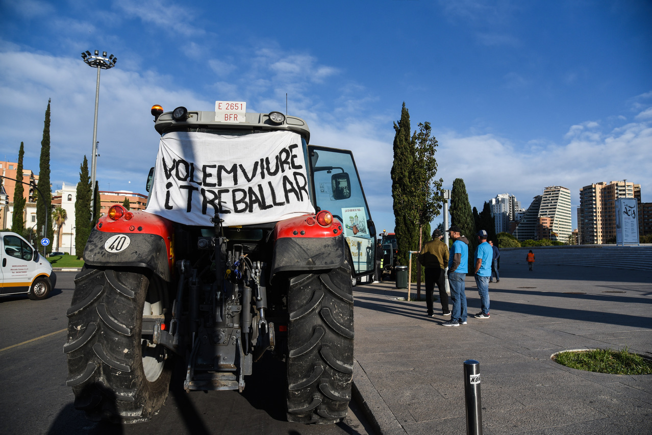 Masiva 'Tractorada' en València contra los cambios en la CV-500 (Fotos: Eduardo Manzana)
