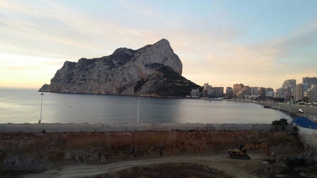 Una empresa reanuda el hotel que Costas intentó paralizar en primera línea de playa de Calp