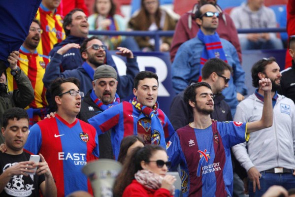 El Levante abre su último entrenamiento en el Ciutat al que acuden 1.000 seguidores