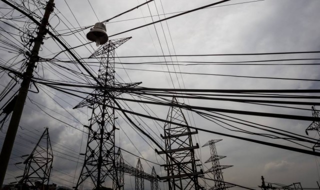 El precio de la luz en el mercado mayorista marca el 1 de enero su mínimo en un año
