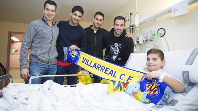 La plantilla del Villarreal visita niños ingresados en centros hospitalarios