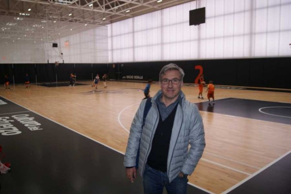 Serge Crevecoeur visita L’Alqueria del Basket