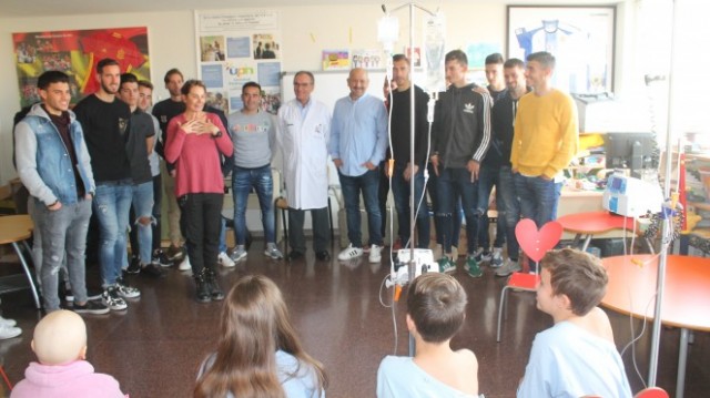 La plantilla del Hércules visita las plantas de pediatría del Hospital Clínico y del Hospital General