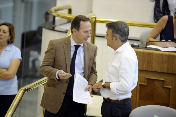 Ayudas a dedo: Compromís da por vengado el plurilingüismo; el PP intentará dejar a Chulvi sin piscina