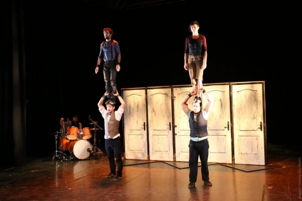 El Rialto empieza año con 'Emportats', un show con acrobacia, malabares y juegos de puertas