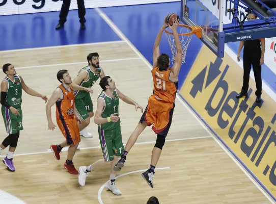 Remontada taronja heroica en Euroliga frente a Unicaja (83-85)