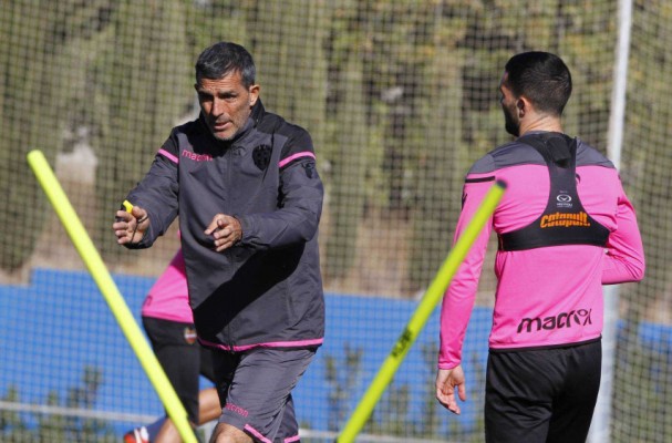 Pedro López choca con Roger y se retira del entrenamiento