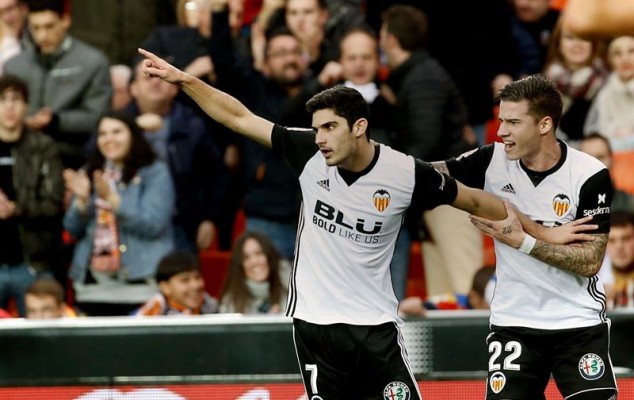 El Valencia remonta al Girona y regala una victoria a su afición