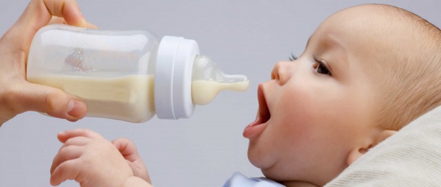 Seguir dando leche materna después de los 6 meses ayuda al funcionamiento del organismo del bebé, según experto