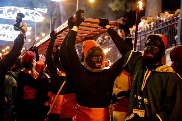 Alcoy se olvida de polémicas y se vuelca con los reyes magos en su 133 Cabalgata