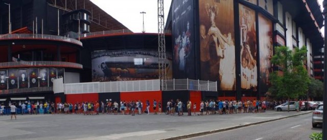 Sigue en La Fe con pronóstico reservado la mujer herida al caer un portón de Mestalla