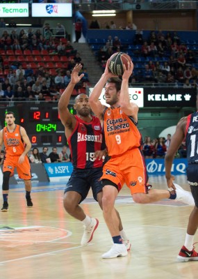 El físico de Baskonia supera a Valencia Basket en los momentos finales (78-74) 