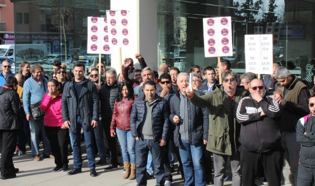 Los taxistas protestan contra la nueva regulación horaria y anuncian que la llevarán a los tribunales 