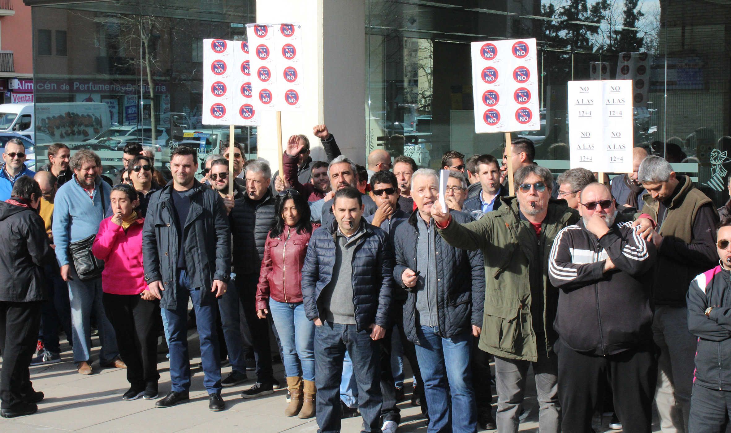 Los taxistas protestan contra la nueva regulación horaria y anuncian que la llevarán a los tribunales 