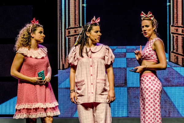 L'Horta estrena en valencià 'Les 3 Porquetes', un musical que revisa la rondalla original