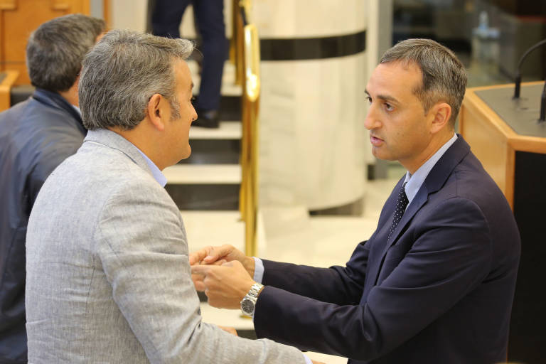 El portavoz del PSPV, José Chulvi, dialoga con el presidente de la Diputación, César Sánchez. Foto RAFA MOLINA - 