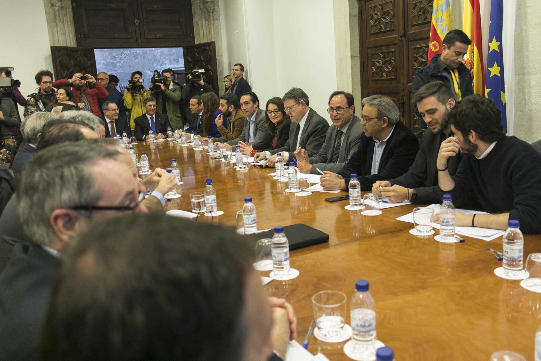 Comisión mixta Consell-Corts para la reforma de la financiación autonómica. Foto: EVA MÁÑEZ - 