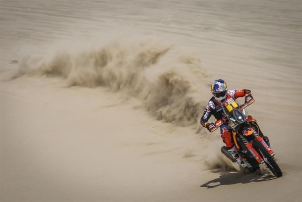 Sunderland aprovecha el error de Barreda; Al-Attiyah reacciona y Peterhansel ya es líder