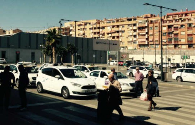 Los taxistas de Alicante se movilizan contra la ley que permite a profesionales de otros pueblos recoger a clientes del AVE