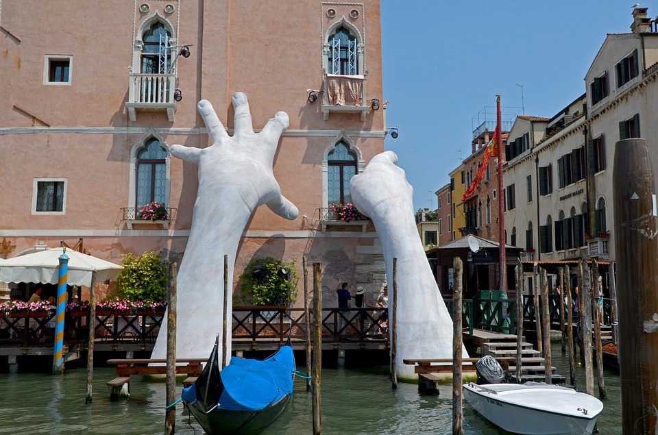  Instalación Support , 2017, de Lorenzo Quinn. Bienal de Arte de Venecia - 
