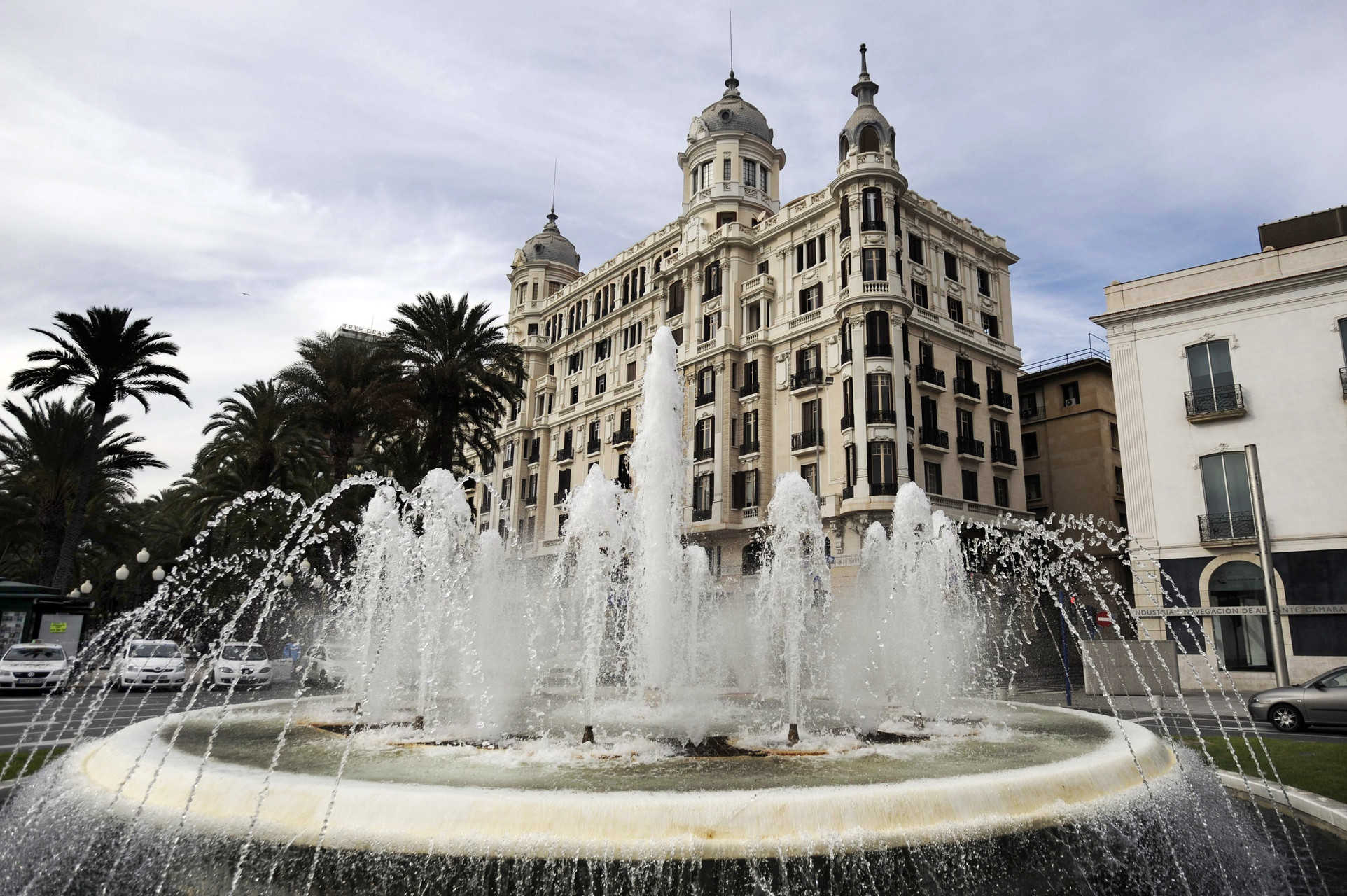 Una de las imágenes clásicas de Alicante, la de la Casa Carbonell. Foto: RAFA MOLINA - 